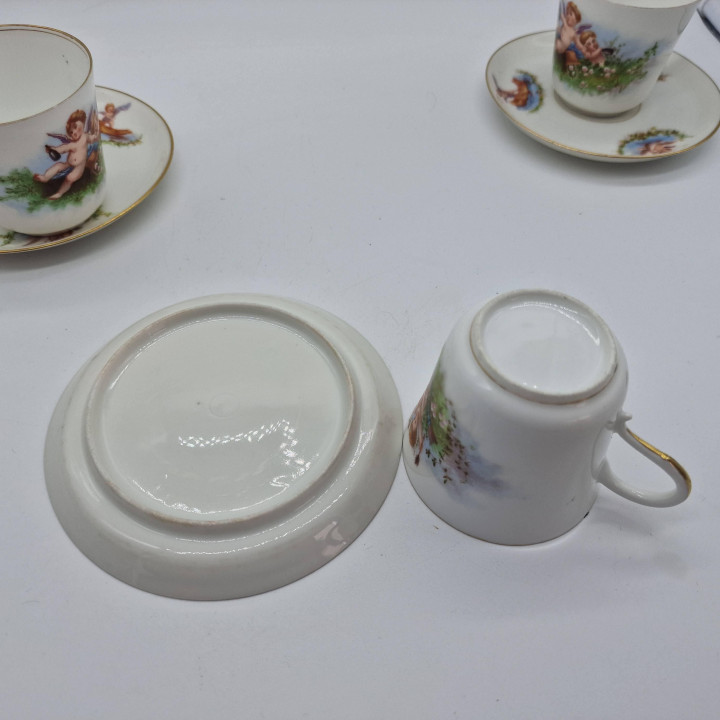 アンティーク 磁器製 コーヒーカップ と ソーサー セット, リモージュ様式 遊び心ある天使の絵柄 金彩 ベルエポック 1910年頃