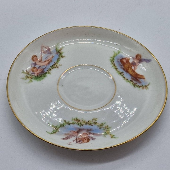 Antike Kaffeetasse und Untertasse aus Porzellan, Limoges Stil mit Putten, Goldrand Sammeltasse, Belle Epoque um 1910