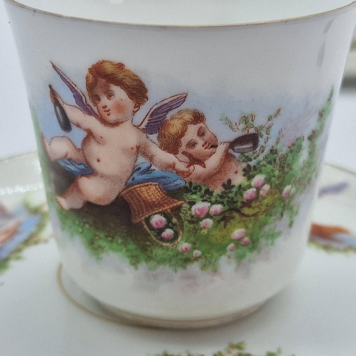 アンティーク 磁器製 コーヒーカップ と ソーサー セット, リモージュ様式 遊び心ある天使の絵柄 金彩 ベルエポック 1910年頃