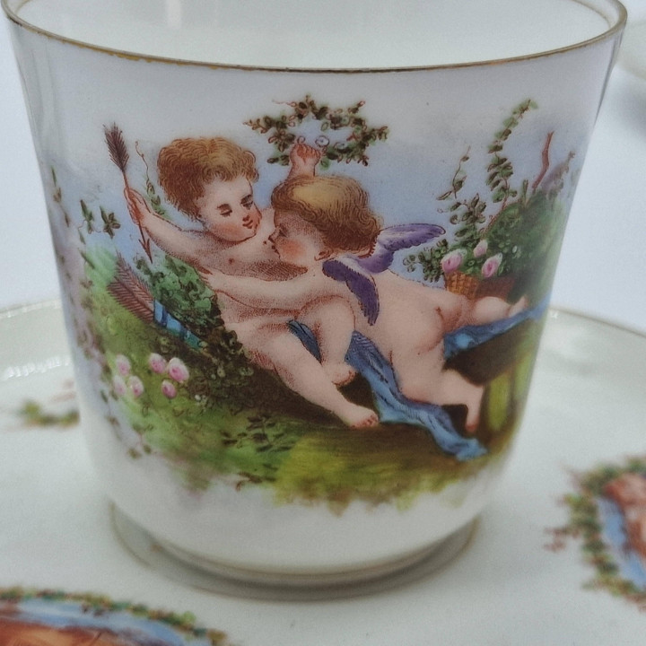 Tasse à Café et Soucoupe Ancienne en Porcelaine, Style Limoges, Décors Chérubins et Dorure, Vaisselle Belle Époque vers 1910