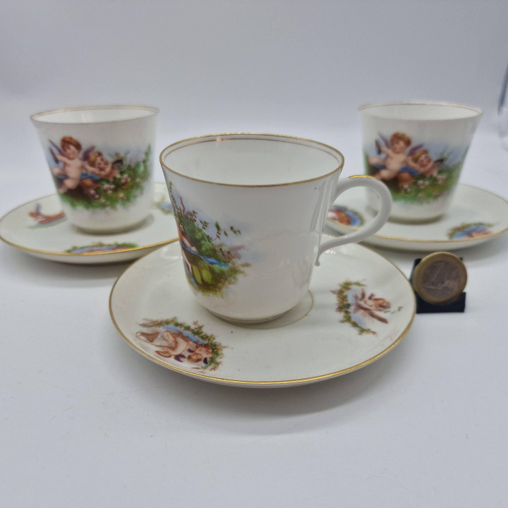 Antike Kaffeetasse und Untertasse aus Porzellan, Limoges Stil mit Putten, Goldrand Sammeltasse, Belle Epoque um 1910