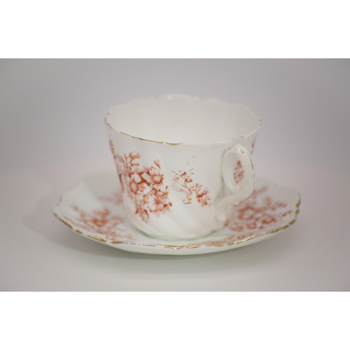 Vintage keramisch theeservies met bloemenreliëf