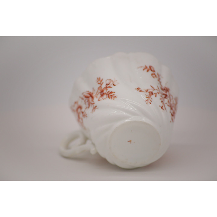 Vintage keramisch theeservies met bloemenreliëf