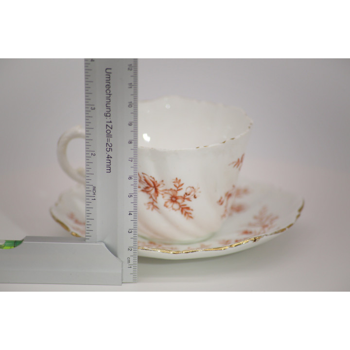 Vintage keramisch theeservies met bloemenreliëf