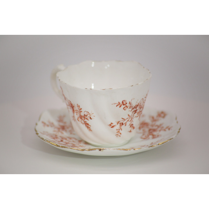 Vintage keramisch theeservies met bloemenreliëf