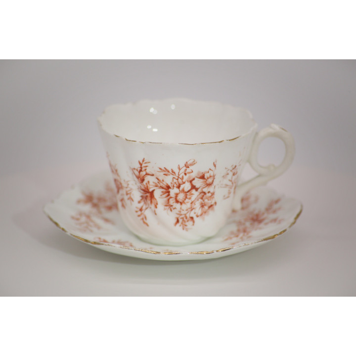 Vintage keramisch theeservies met bloemenreliëf