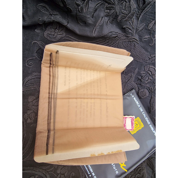 Vintage Kousen Janira Jaren 60 - Naadloos 15 Denier Kristal Nylon RHT, Gemaakt in Spanje NOS Originele Verpakking Maat 8.5 en 9