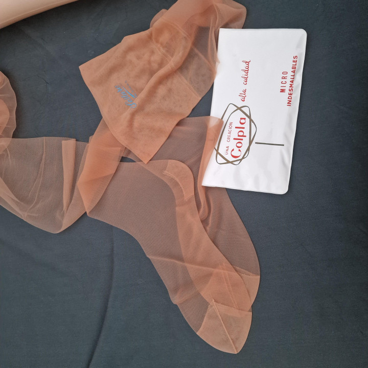 Bas Nylon Vintage Bas sans Couture Colpla Années 60, Nylon Beige Micro Indémaillable, Taille 9-9.5, Stock Ancien Neuf Fabriqué…