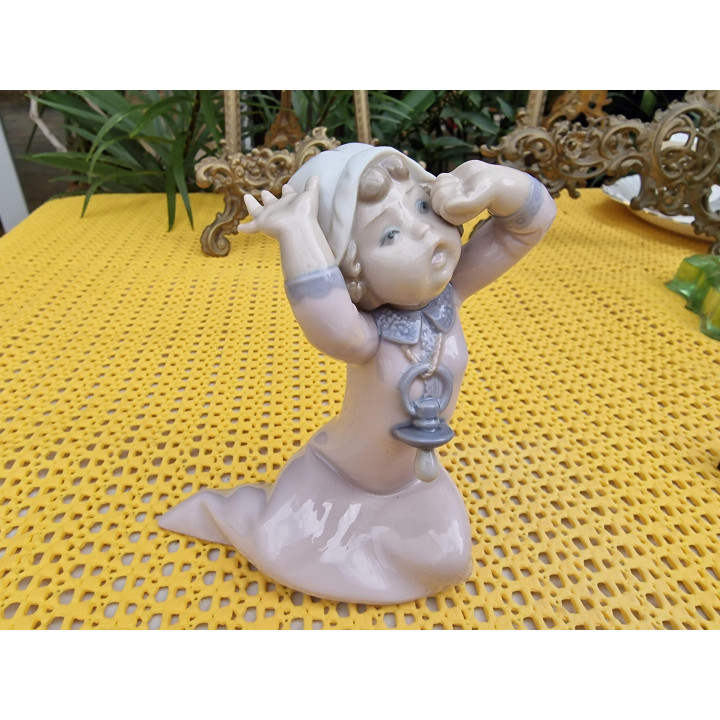Lladro 1464 Mädchen mit Schnuller - Salvador Debón