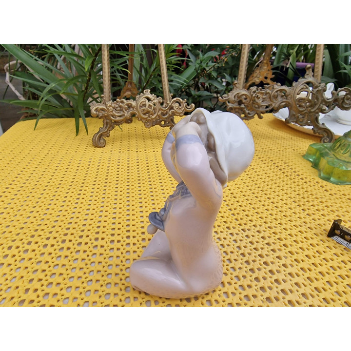 Lladro 1464 Girl with Pacifier - Salvador Debon
