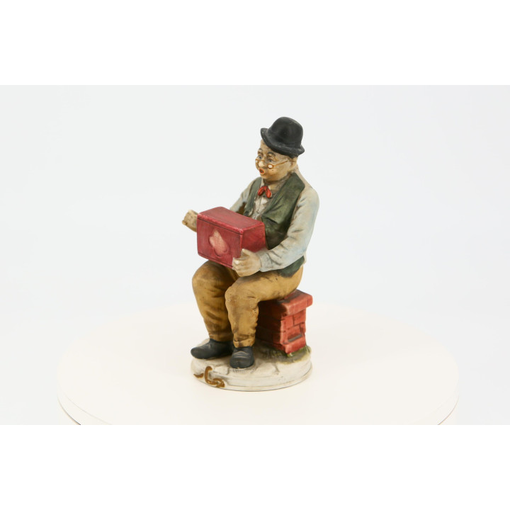 Estatueta Vintage em Cerâmica: Músico de Rua com Realejo