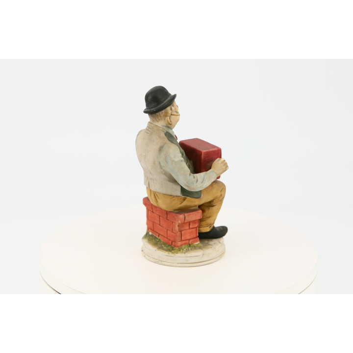 Estatueta Vintage em Cerâmica: Músico de Rua com Realejo