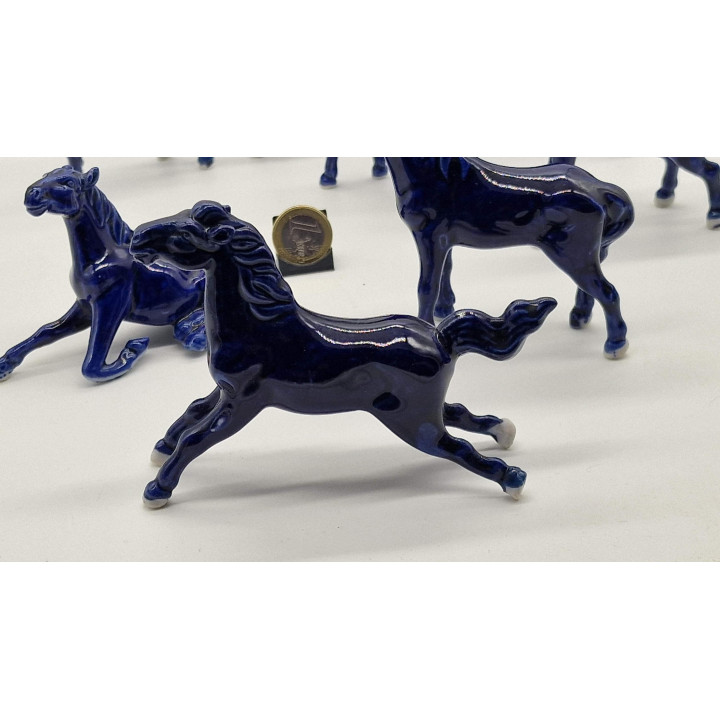 8 Estatuillas Caballos de Porcelana Azul Cobalto - S. XX