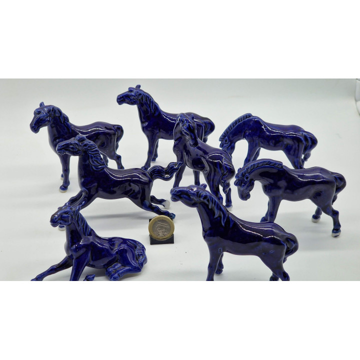 8 Figurek Koni z Porcelany Kobaltowej - XX wiek