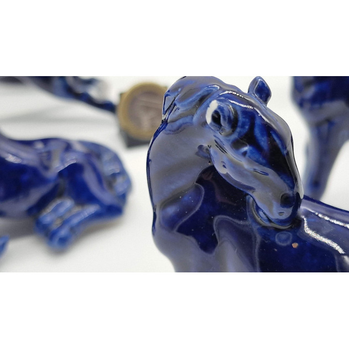 8 Statuette di Cavalli in Porcellana Blu Cobalto - XX Sec.