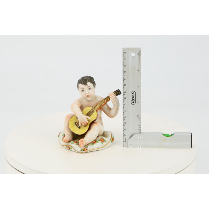 Statuina in Porcellana Nalda Musicista con Chitarra