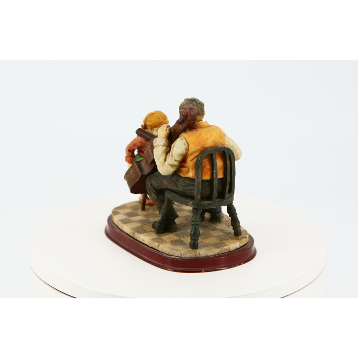 Escultura em Resina Músico com Violoncelo e Menina