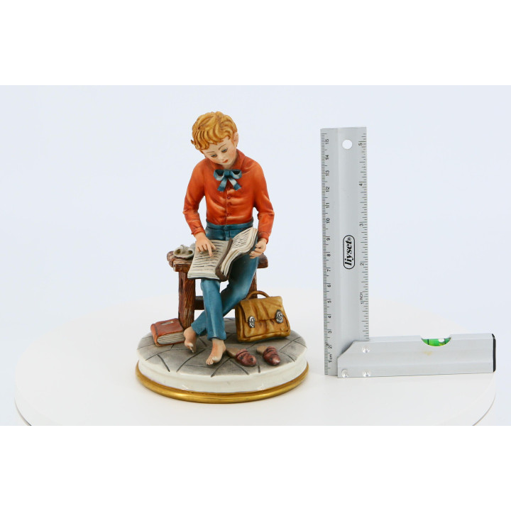 Scultura Capodimonte: Studente che legge Napoleone