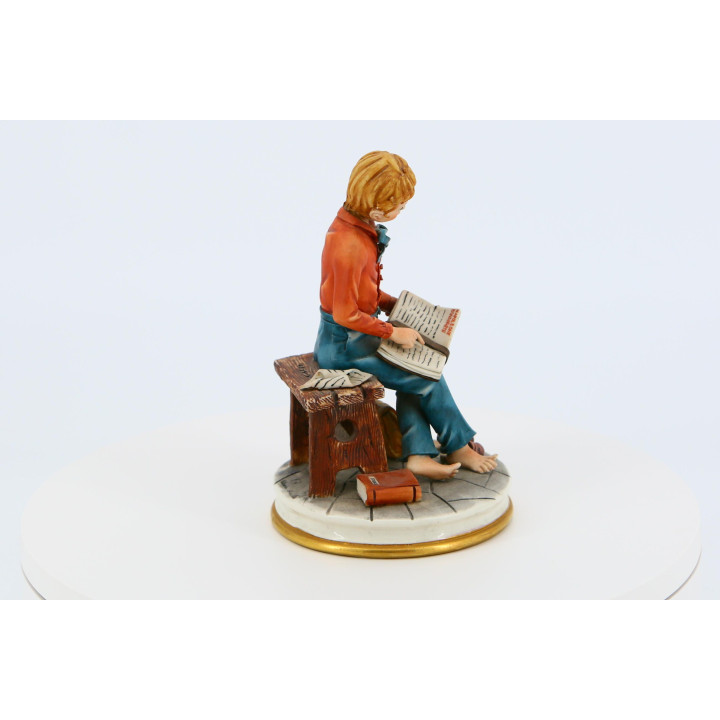 Scultura Capodimonte: Studente che legge Napoleone