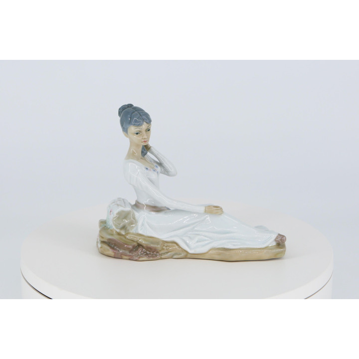 Escultura de Porcelana Casades - Jovem Contemplativa 15cm