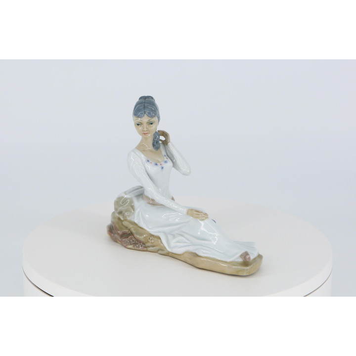 Figurine en Porcelaine Casades - Jeune Fille Assise 15cm