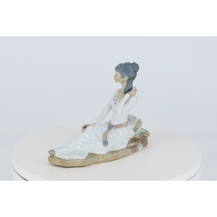 Casades Spanische Porzellanfigur - Sitzendes Mädchen 15cm