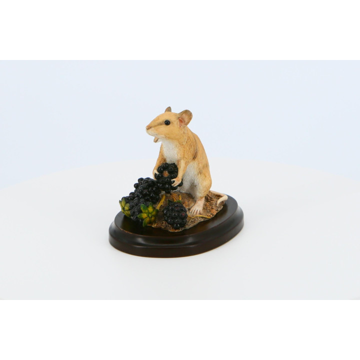 Figurine Country Artists - Souris mangeant des mûres