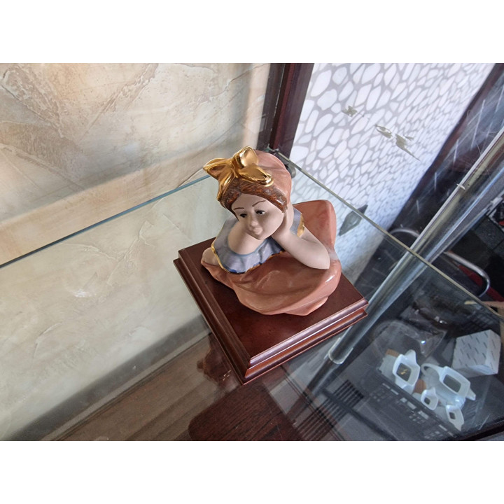 Rzeźba z Porcelany Młoda Kobieta Lata 90. - Złoty Łuk