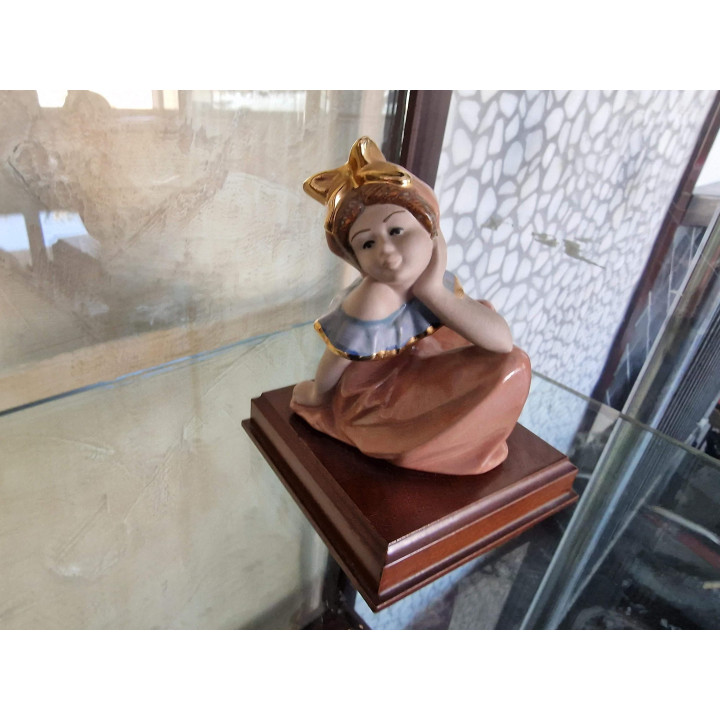 Porzellanfigur Junge Frau 1990er Jahre - Handbemalt mit Holzsockel