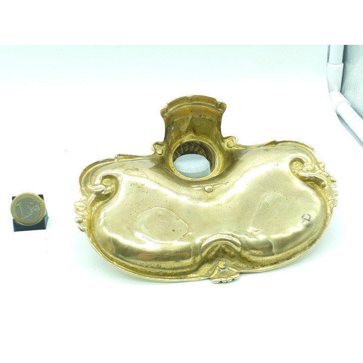Tintero de latón estilo neorrococó hacia 1920