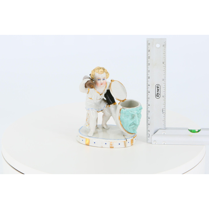 Cenicero de porcelana Putti del siglo XIX