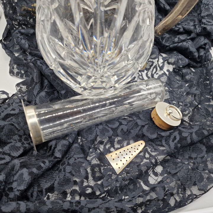Antieke koelkaraf van kristal en verzilverd metaal, ca. 1900