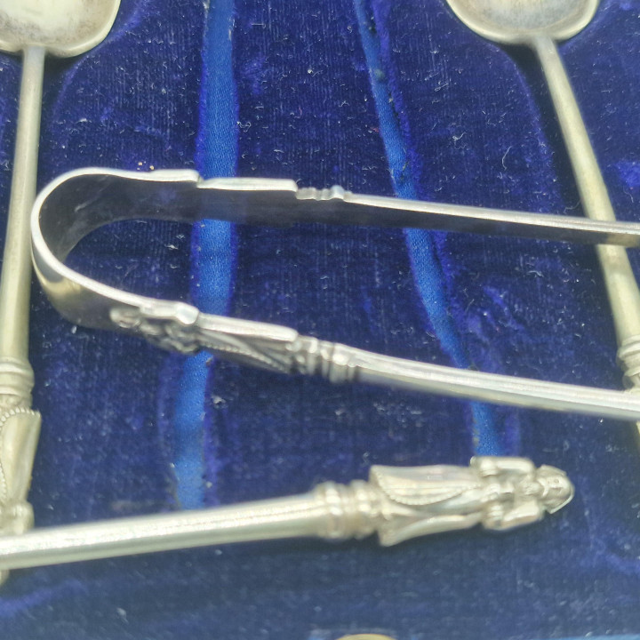 Conjunto de Chá Anos 20: Colheres e Pinça com Motivo de Monge