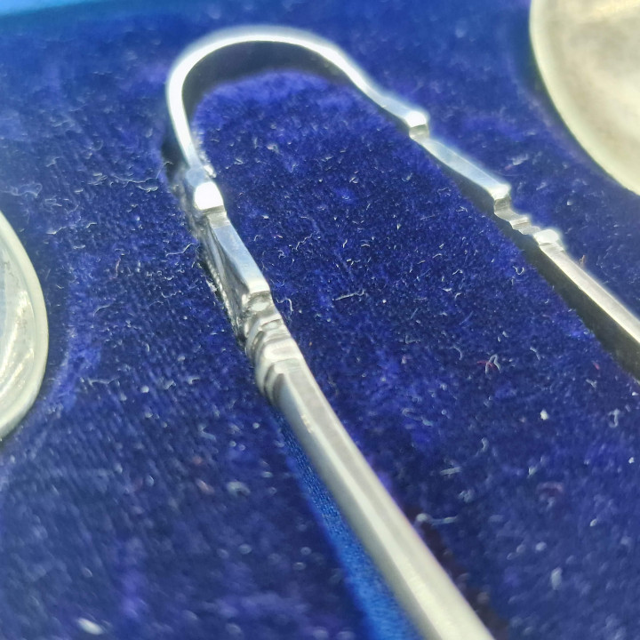 Conjunto de Chá Anos 20: Colheres e Pinça com Motivo de Monge